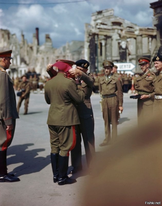 Фотография парада 7 сентября 1945 года и фотография после награждения 12 июля 1945 г.