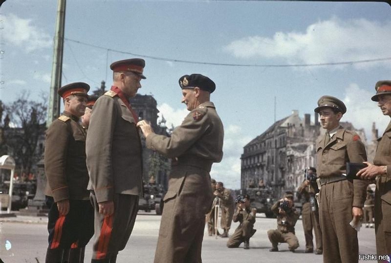 Фотография парада 7 сентября 1945 года и фотография после награждения 12 июля 1945 г.