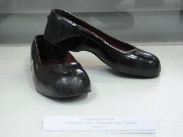 а патамушо они галоши ... до их пор производят и ничего больше не могут т.к.
у СССР технологию сздипили, вот и ж...
ну, кто Диплом в переходе  купил, тому Абырвалг ближе, и галоши 
Нууу, кроме того , кто юность помнит свою. Ни зря же вспоминает это.
А еще!!!!
-  Он, малым был и акацию с мошками ел - по весне. И рад был