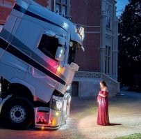 Туфли на подножке испортили всё фото.