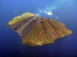 Самое интересное прям на этом вулкане Стромболи несколько посёлков припеваючи живут))