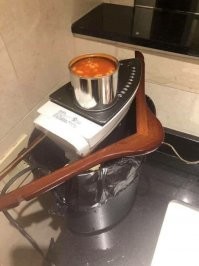 У меня однокашник в общаге на утюге (без отпаривателя) яишенку жарил 
Хотел к стейкам и бифштексам переходить, но познакомился с местной девочкой и скоропостижно женился
