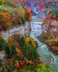 Watkins Glenn безусловно одно из красивейших мест апстейт Нью Йорк (upstate, так называют верхнюю часть штата Нью Йорк, которая достаточно далека от города с тем же названием).
Но слово "малоизвеснтый" к нему точно не подходит, он был одной из основных целей моей первой поездки в те края. Ущелье невероятно красивое. Впрочем, можно найти что-то в этом стиле и в штате New Hampshire, называется Flume Gorge, Franconia.
А еще не так далеко от Watkins Glenn находится Letchworth State Park - это такой местный Grand Canyon. Он мне понравился не меньше.
Там много фантастически красивых мест. Я большие города не люблю, и поэтому для меня любимый Нью Йорк - это именно верхняя часть штата, или Catskills, это куда ближе к городу, великолепные красивейшие горы, там еще Вудсток город, и знаменитый фестиваль был неподалеку. 
В любом случае, спасибо за пост!