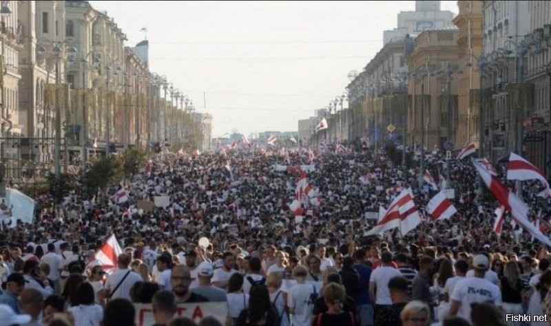 Пока вся страна, объединившись выходит против диктатора, 
он ведёт диалог не с народом, а с силовиками