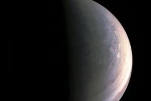 Ну, почему же перебор?... Стандартная постобработка. Судя по всему, на оптический диапазон наложили данные, полученные с инфракрасной или гамма-камеры, а потом раскрасили в подходящий цвет. Фиолетовый пончик - это, похоже, межзвёздный газ от какой-то взорвавшейся сто миллионов лет назад сверхновой. Невооружённым глазом такой газ не увидишь, а для иллюстрации какого-нибудь научного доклада нужна визуализация. По минованию научной надобности можно и в общий доступ такой снимок выложить. Так поступают с 99,9% космических снимков. 
Вот поэтому утверждения типа "вот так выглядит космос на самом деле!" вызывают сардоническую усмешку. На самом деле космос (в большинстве случаев) довольно невзрачен.
Даже вроде бы признанный король визуала - Юпитер - для космического туриста будет выглядеть как потёртый старый ковёр. Все его привычные со школьной скамьи яркие оранжево-медовые цвета с жемчужной вязью атмосферных течений - результат постобработки.