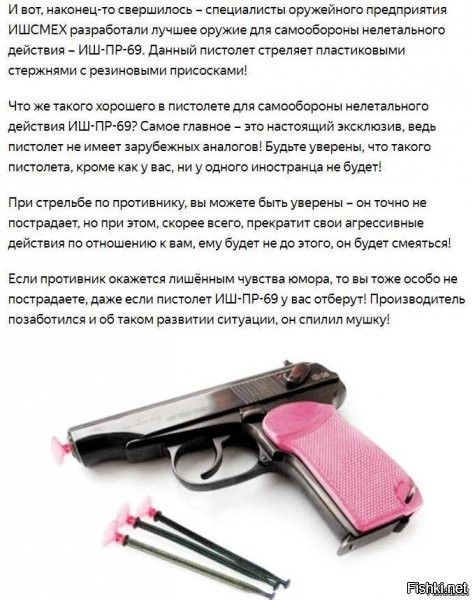 Приезжий сидит в кафе в центре Москвы и изучает меню