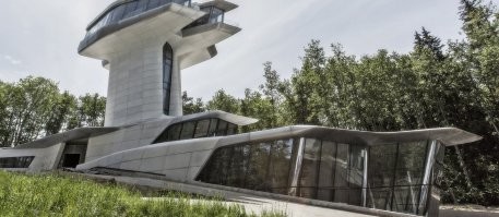 Исключительно ИМХО, но вся эта история с ныне покойной Захой Хадид и ее бюро похожа больше на PR. Даже в этой подборке только один реализованный объект, остальные только проекты. То есть рисуют-то они красиво и скетчи на загляденье. Только вот до реализации доходит маловато.
А после дома Воронина... 
Красиво? - Да.
Функционально? - Спорно.
Хотел бы я в таком жить? - Однозначно нет.