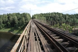 Интересное совпадение, есть такая игра с этим мостом, локациями, шикарной графикой и музыкой, "The Vanishing of Ethan Carter". И главного героя игры тоже зовут Итан, только Картер, а не Хант! Жалко если этот мост взорвут.