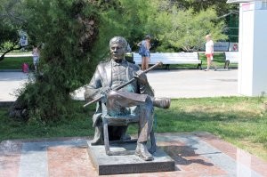 В Ялте напротив пирса на котором он снимался стоит памятник Михаилу Пуговкину. 

Кстати сам он провел свою старость в Ялте и его часто видели прогуливающимся по набережной. По воспоминаниям местных всегда был добродушен и не сторонился толпы желающих с ним поздороваться или сфотографироваться.