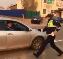 Ну с такого расстояния, разве что слепой не попадёт, а за бумажки, то не надо бояться, зато другие подумают, прежде чем удирать!