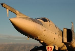 Это заправочная штанга как у самолета. Двигатель то паровой, поэтому туда на ходу забрасывают уголь с впереди идущего грузовика два кочегара.