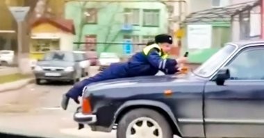 Фигурки на капоте