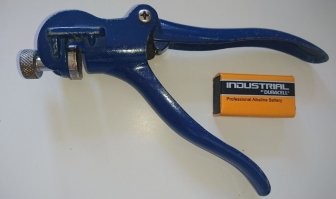 Обработка зубцов пилы - называется разводка. Этим приспособлением делают наклон зубьев пилы на определенный угол в разные стороны через зуб или чередованием нескольких зубьев змейкой, установленный регулятором на инструменте. Разводка нужна для того чтобы пилу не закусило во время процесса пиления.