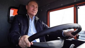 В Тюмени пассажирка с ребенком отпинала таксиста за отказ ее везти