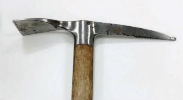 Ледоруб, 20й век, цена: бесценен
Именно этим ледорубом был замочен революционер Лейба Бронштейн, более известный как Лев Троцкий, в 1940 году. Если бы Лейбу не замочили, он бы мутил воду и обсирал СССР и лично т.Сталина настолько, что мог бы повернуть против него все левое движение (социалистов, коммунистов, анархистов и т.д.) во всем мире. И это как раз перед ВМВ. И тогда еще неизвестно, чем бы закончилась ВМВ.