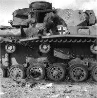 Противопожарная перегородка на "Тигре" была вынужденная мера. Мотор то бензиновый. Поэтому, и перегородка была, и система пожаротушения. Хоть какой-то шанс для экипажа свалить.Правда, шанс очень небольшой. В отличии, от того же Т-34 не было на немецких танках десантных люков. А вылезти во время боя через верхний люк - это все равно что сыграть в русскую рулетку с автоматическим пистолетом. Так что, у немцев все строго. Потери, один танк - один экипаж.