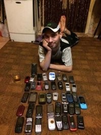 Столько мобил только обеспеченному человеку по карману...