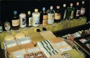 на фото цены до реформы 1961 года, насколько помню,мыло стоило от 17 до 60 коп.
-за такие деньги 0,8л неплохого винища можно было взять.