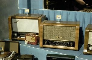 на фото цены до реформы 1961 года, насколько помню,мыло стоило от 17 до 60 коп.
-за такие деньги 0,8л неплохого винища можно было взять.