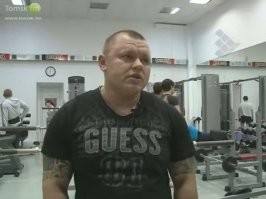 Есть еще такие. Тоже женщина, кстати. И очень огорчается, когда в ней не видят женщину. 
Первая картинка - это баба.
Вторая картинка: ЭТО ТОЖЕ ОНА, БАБА. Реальная, натуральная, без члена, но с губами, вагиной и сиськами.

Вторая картинка - Тоже баба.
Третья картинка - ЖЕНЩМНА.