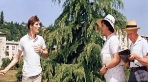 А где ж ему гулять?
 Вам предоставлена отдельная квартира, там и гуляйте!..