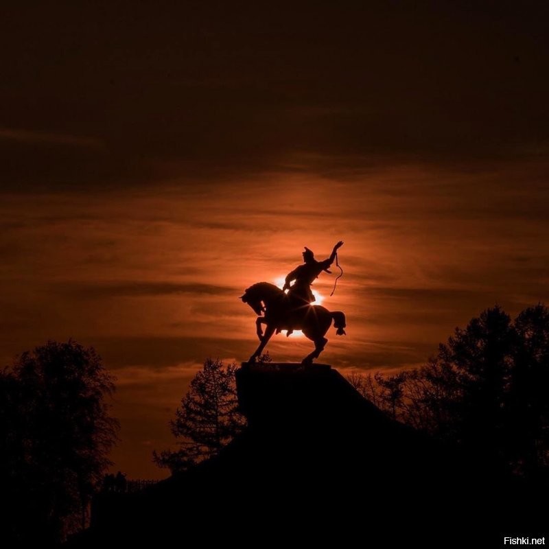 Ну всё, теперь точно повторюсь.
Памятник Салавату Юлаеву.
Но фото красивое.