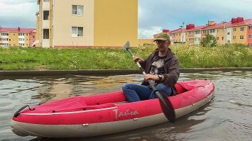 Это разве лужа? Смех один. Вот лужа.
Фото мое, байда моя. Сплавляюсь у подъезда.
