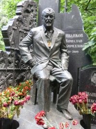 По кладбищам побродите, ворам памятники не хуже чем великим ученым установлены, иные и получше будут, да и захоронены среди знаменитостей.