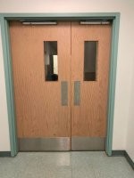 Кнопку смыва не достать.

А вот что здесь не так, я не понял.