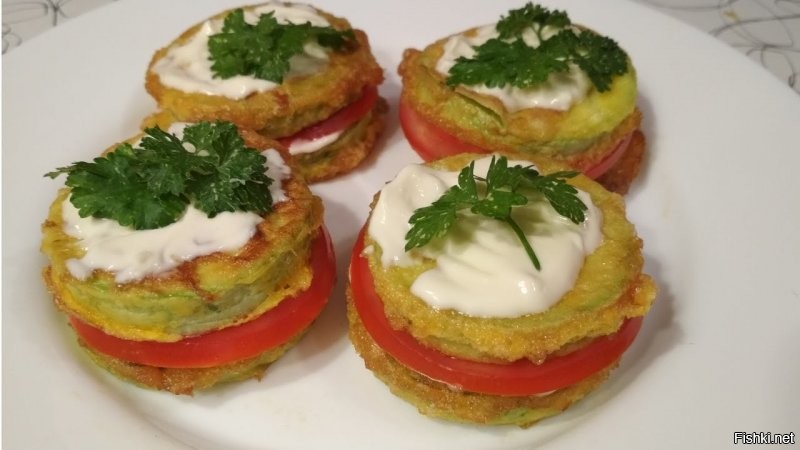 вот где-то так должно выглядеть, но между кабачком и помидором тоже должен быть чесночный майонез