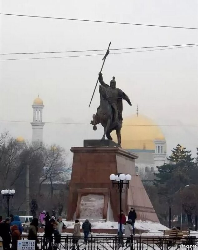 Памятник Райымбек Батыру в Алматы