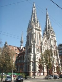 Вообще-то, дом был построен ИМЕННО, как реклама бетона, поскольку это тогда был новый материал. Странно, что автор не вставил фото киевского костела святого Наколая, который также, частично, был построен из бетона. тут тоже автором был Городецкий...