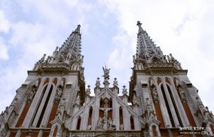 Вообще-то, дом был построен ИМЕННО, как реклама бетона, поскольку это тогда был новый материал. Странно, что автор не вставил фото киевского костела святого Наколая, который также, частично, был построен из бетона. тут тоже автором был Городецкий...