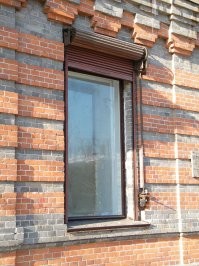 >> 6. Главное, что солнце внутрь не светит, все остальное мелочи.
А что не так с рольставнями? Вариант 1902 года ))