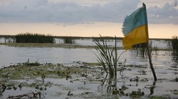 Украина сейчас во мраке. потому что это государство еще не созрело быть самостоятельным. Если дать ему самостоятельность оно сразу становится феодальным -  Выбирает вожака бандита и вора.. и молится о подаренной бесплатной справедливости.. Пытаясь перепрыгнуть через 200 лет эволюции..
Ho история неумолимо ставит все на место.. Элита Украины бесится от этого и от злости ищет виноватых..