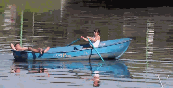 А не далеко ли девушка сидит?