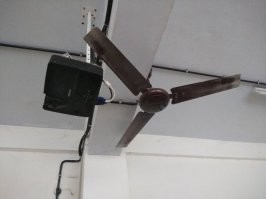 А что не так? Проектор висит вровень с балкой, вентилятор ниже. Проектор греется, вентилятор его обдувает потоком воздуха. Чем плохо?