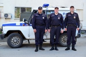 Сначала приедут эти бравые парни.