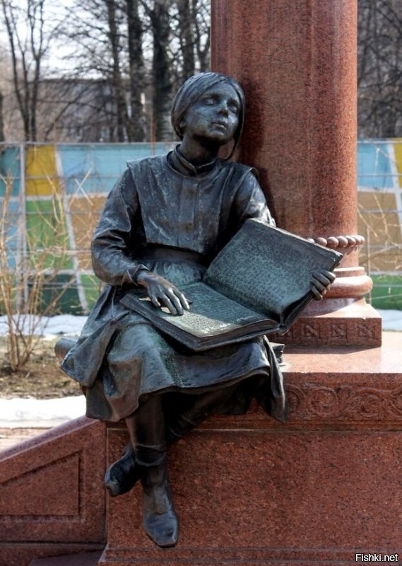 На Малой Охте,СПБ,памятник К.К.Гроту.Памятник из двух частей,одной из которых является читающая девочка