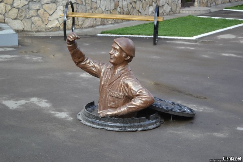 У нас еще вот такой есть - работникам Водостока.... Жители постоянно вкладывают в его руку стакан