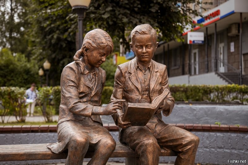 Тула. У входа в областную детскую библиотеку. (какой там шикарный читальный зал был)