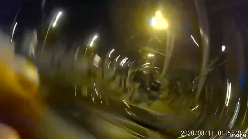 Обыкновенный дебилизм - монтаж на уровне школоты младших классов.
На звук не стоит обращать внимание - наложенный позднее левак.
Время в справа внизу - это не время съемки - наложено позднее.
Сам сюжет - на премию Дарвина.
А вот видео стоит посмотреть внимательнее - 0:41 - покадрово - там некий "рывок" вырезали несколько секунд и "кольцевой" эффект наложили, тока время почему-то без изменения.
А у ребят в форме крепкие нервы, после того, что сделали дебилы за рулем... Больше половины здесь читающих на месте ребят в форме из дебилов пару изломанных трупов нарисовала бы.