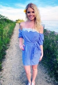 Красивая девушка, и зубы у нее хорошие.Такая может сразу же тебя укусить за твой толстый кошелек.