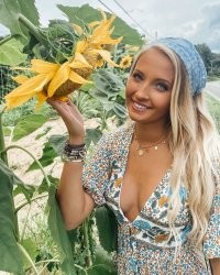 Девушки в платьях