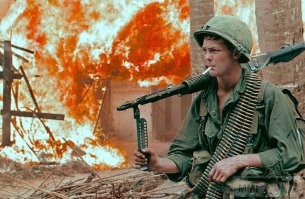 Потому что ленточное питание от МГ42, а узлы ствольной коробки от FG42, которая была вообще ручным полу автоматом, полу пулемётом под патрон 7,92х57 мм, всё  это переделывают при помощи какой-то матери под win308 (7,62x51) и без учёта климатических условия Вьетнама (хромирование ствола, сокращение зазоров, переносной комплект для чистки) - отправляют солдатам, фактически на испытания. Но это  ж не полигон, где просто стреляют и смотрят результаты.. во Вьетнаме, если пулемёт поймал клин - можно погибнуть всем взводом. К тому же весил он порядка 10 кг без патронов, что было весьма плохо ибо таскать на себе его по джунглям - крайне тяжело. В разборном виде не поносишь, так как в  любой момент засада может быть, а тебе надо бегать и искать того человека который несёт ствол (или коробку) и того кто патроны,чтоб как-то вместе собраться, в грязище (не факт что он после  этого будет работать) скрутить этот пулемёт в единое целое, заправить ленту и дать ответный огонь. В общем - фантастика. Поэтому таскал всё 1 человек - пулемёт и ленту на шее. Да, тяжело, но лучше так, чем погибнуть. А это вес и неудобство эргономики.. пулемёт цепляется за всякое в джунглях. Понятно, что пулемётчики не очень любили это изделие, вот и  дали ему оскорбительное слово - свинья.