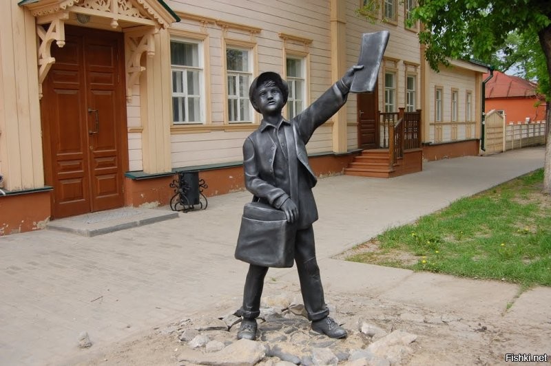 Держи. Мальчишка-газетчик. Наверняка в каждом городе что-то такое есть.
