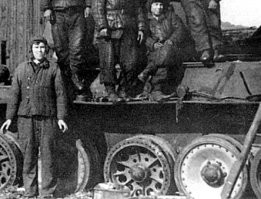 Что можно было, использовали.
Т-34 с катком от "Пантеры".