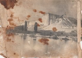 Вот такая река была около Белой скалы... (приблизительно 1930-ые года).
И что за "бухгалтерия" на обратной стороне "реки"? Может кто "распакует"?...