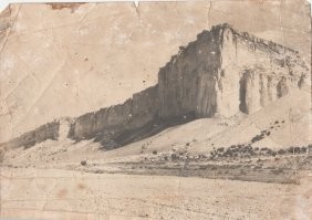 Вот такая река была около Белой скалы... (приблизительно 1930-ые года).
И что за "бухгалтерия" на обратной стороне "реки"? Может кто "распакует"?...