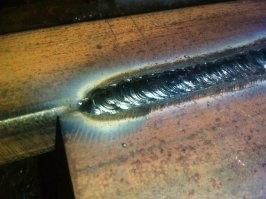 Они у него трясутся нормировано, практически по ГОСТ-у, как раз чтобы обеспечивать нужные движения электрода при сварке. Вот тут видно, на фотографии первого выданного гуглом сварочного шва, что электрод перемещался не прямо, а как-бы по синусоиде или по похожей функции. Возможно в том и секрет.